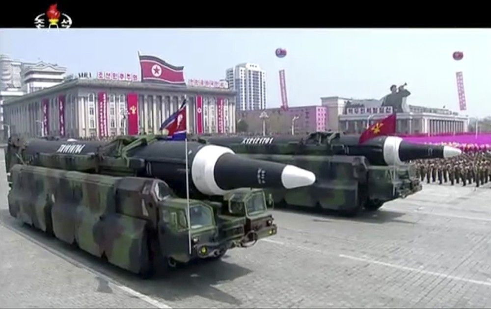 Mísseis exibidos durante parada militar em Pyongyang (Foto: KRT via AP)
