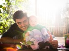 Amor, cuidado e carinho: Felipe Simas posa com filho Joaquim no seu primeiro dia dos pais