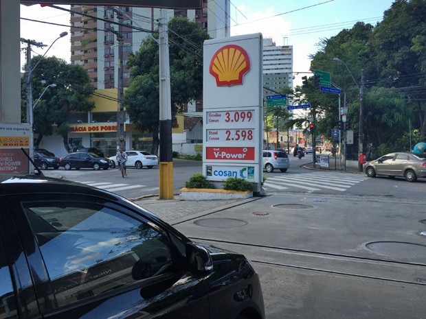 Posto na Tamarineira, Zona Norte do Recife, jpa vendia combustível com R$ 0,10 de aumento (Foto: Débora Soares/G1)