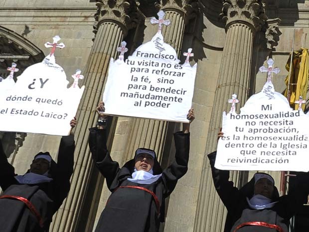 Membros do coletivo 'Mujeres Creando' protestam nesta segnda-feira (6) em La Paz contra visita do Papa à Bolívia (Foto: AFP PHOTO/Jorge Bernal)