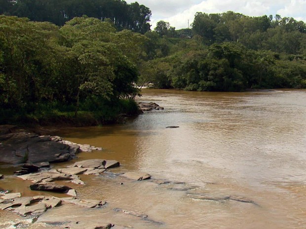 Rio Verde, em Varginha, no período considerado de estiagem natural (Foto: Reprodução EPTV)