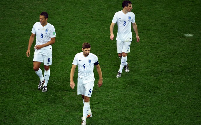 Jagielka, Gerrard e Baines deixam campo após derrota contra Uruguai (Foto: Gettyimages)