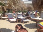 Carla Prata faz topless na Grécia e mostra suas curvas