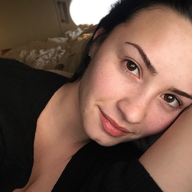 Demi Lovato é uma grande entusiasta das "selfies" sem maquiagem. No passado, cantora enfrentou distúrbios alimentares e problemas psicológicos porque reprovava a própria aparência. (Foto: Instagram)