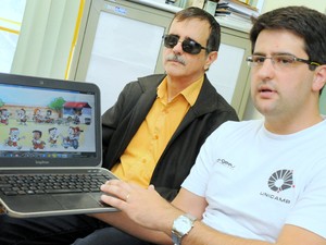 Henderson ao lado do seu orientador e o aplicativo MiniMatecaVox (Foto: Antoninho Perri / Unicamp)