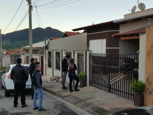 Policiais cumpriram quatro mandados de busca e apreensão em Andradas (MG) (Foto: Reprodução EPTV) Policiais cumpriram quatro mandados de busca e apreensão em Andradas (MG) (Foto: Reprodução EPTV)