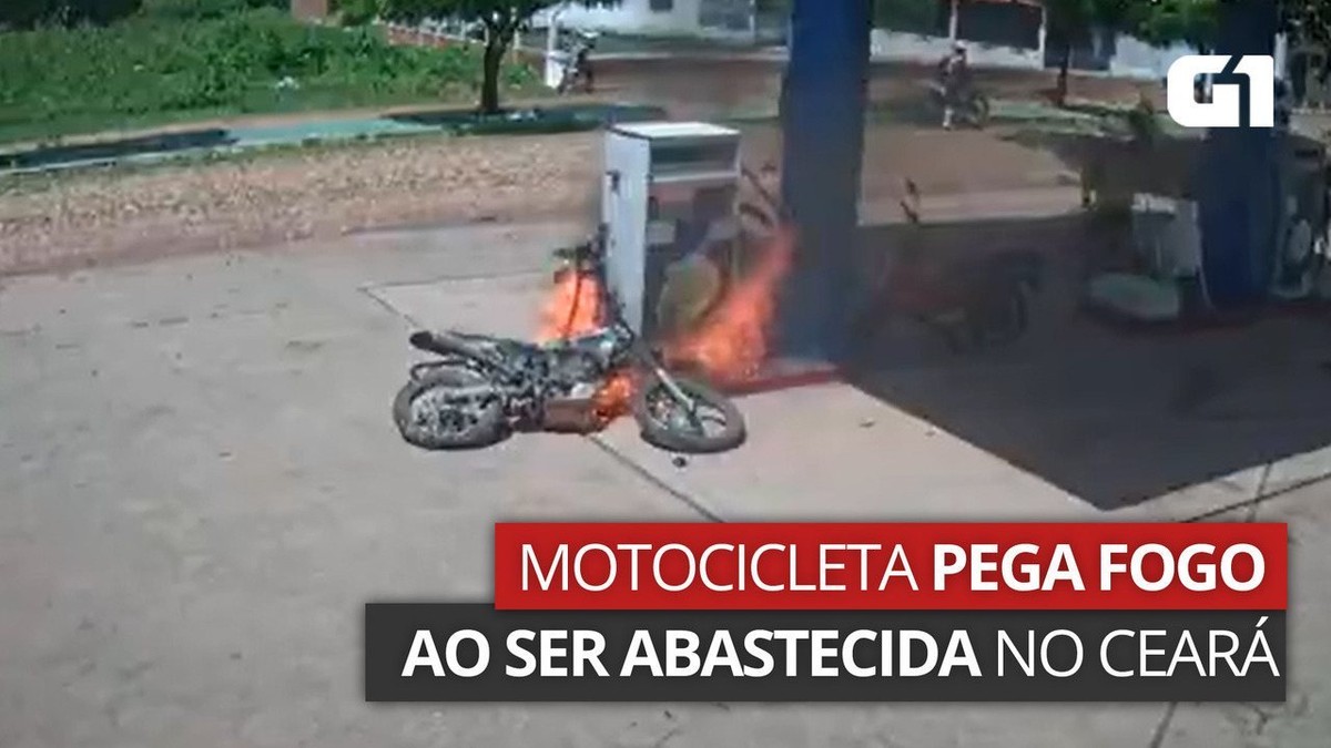 Motocicleta pega fogo enquanto era abastecida no Ceará vídeo Ceará G1