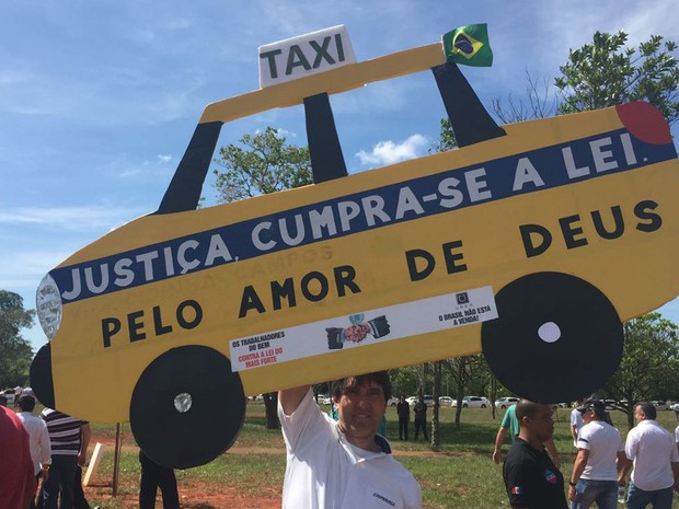 Cartaz de táxi feito por manifestante para carreata que cobra aprovação de projeto de lei que, na prática, proíbe Uber no Brasil (Foto: Alexandre Bastos/G1) Cartaz de táxi feito por manifestante para carreata que cobra aprovação de projeto de lei que, na prática, proíbe Uber no Brasil (Foto: Alexandre Bastos/G1)