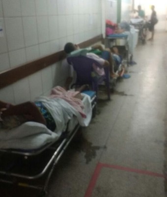 Pacientes são colocados em corredores de hospital municipal em São Luís (Foto: Roosevelt Soeiro / Divulgação) Pacientes são colocados em corredores de hospital municipal em São Luís (Foto: Roosevelt Soeiro / Divulgação)