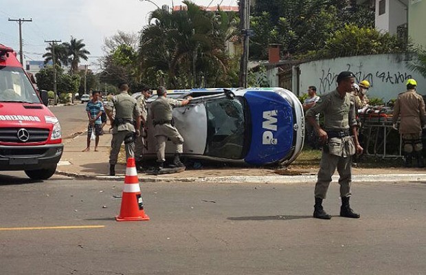 G1 Carro Da Pm Capota E Para Na Calçada Após Se Envolver Em Acidente