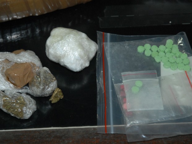 Eles foram presos com cerca de dois quilos de crack, 50 gramas de cocaína, 36 gramas de maconha e 35 comprimidos de ecstasy (Foto: Divulgação / Polícia Civil / Carlos Soares)