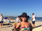 Mãe de Ronaldo Fenômeno curte praia em Ibiza: 'Êta mundo Bom'