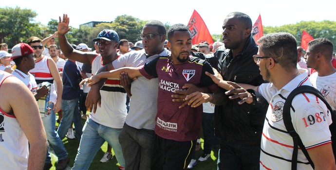 wesley são paulo protesto ct torcida (Foto: RAFAEL ARBEX / Agência Estado)