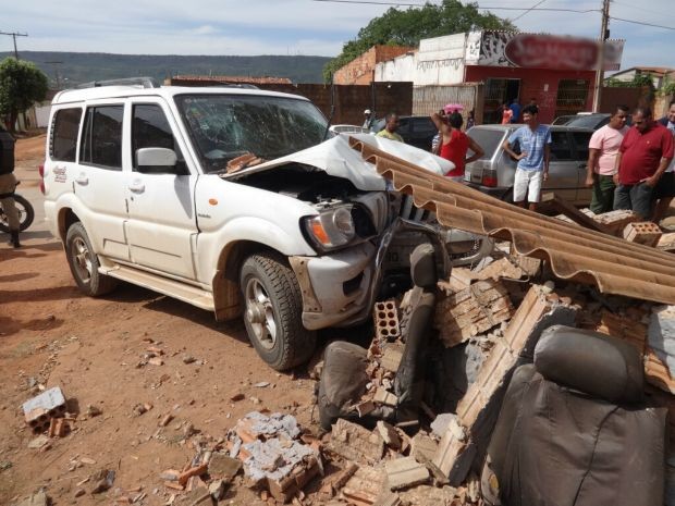 Carro do empresário ficou destruído, após bater em muro na cidade de Barreiras, oeste da Bahia. (Foto: Jadiel Luiz/ Blog Sigi Vilares)