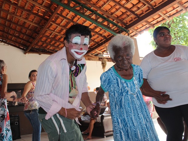 Grupo Estampido faz a alegria dos idosos durante 'festa das mulheres' no abrigo São Lucas (Foto: Gil Oliveira/ G1)