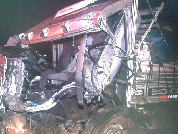 Cabine do caminhão ficou destruída com a colisão (Foto: Reprodução/RPC)
