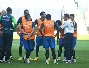 Luxa conversa com jogadores durante treino na Arena (Foto: Lucas Uebel/Grêmio FBPA)