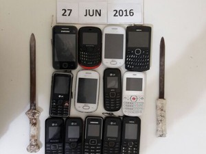 Celulares, armas e drogas apreendidos na Penitenciária Dr. Edvaldo Gomes (Foto: Divulgação/Seres)