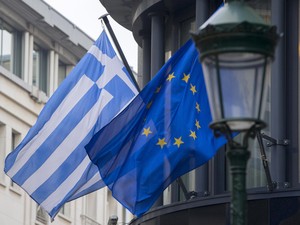 Bandeira grega em frente à embaixada da Grécia em Bruxelas (Foto: REUTERS/Yves Herman) Bandeira grega em frente à embaixada da Grécia em Bruxelas (Foto: REUTERS/Yves Herman)