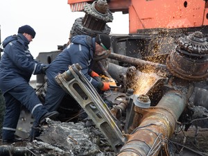 Especialistas holandeses supervisionam trabalhos dos separatistas pró-russos em Donetsk, na Ucrânia, neste domingo (16) (Foto: MENAHEM KAHANA / AFP) Especialistas holandeses supervisionam trabalhos dos separatistas pró-russos em Donetsk, na Ucrânia, neste domingo (16) (Foto: MENAHEM KAHANA / AFP)