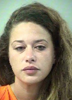 Depois de ser pega em ato sexual no banheiro, Alicia Fawn Chessher ainda agrediu funcionários e policiais (Foto: Divulgação/Okaloosa County Jail)