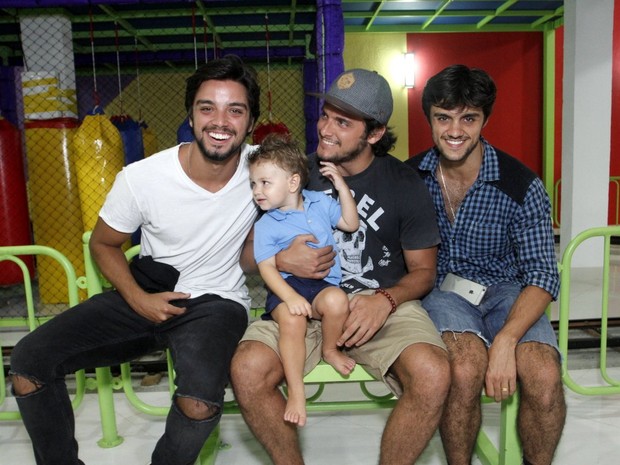 Rodrigo Simas, Bruno Gissoni, o pequeno Joaquim e Felipe Simas em festa no Rio (Foto: Graça Paes/ Brazil News)