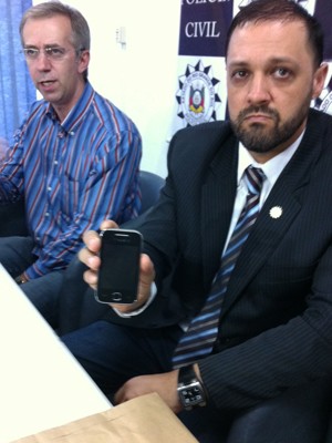 Delegado Marcelo Arigony mostra o celular que foi roubado (Foto: Felipe Truda/G1)