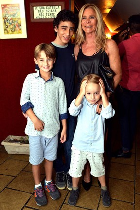 Nadja Winits com o filho Victor e os netos Guy e Noah em estreia de peça no Rio (Foto: Cristina Granato/ Divulgação)