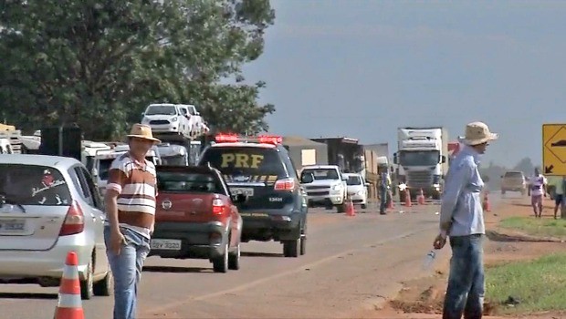 Pontos estão bloqueados por motoristas contrários ao preço do frete (Foto: Reprodução/TVCA)