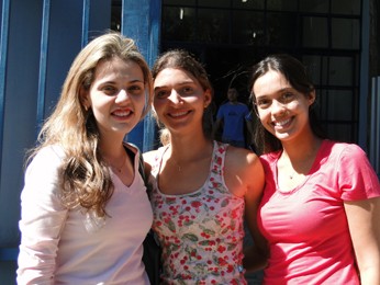 Camila Fernandes, Lorena Nascimento e Lívia Reis estão no 10º período de medicina (Foto: Pedro Triginelli/G1)