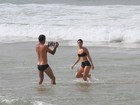 Com biquíni comportado, Maria Flor grava em praia do Rio 