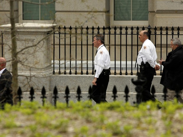 Agentes do Serviço Secreto dos EUA andam no complexo da Casa Branca, em Washington, depois de explosões durante maratona de Boston. (Foto: Larry Downing/Reuters)