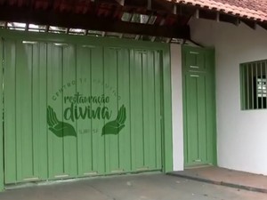 Denúncia anônima levou policiais até a clinica de recuperação (Foto: Reprodução / TV TEM) Denúncia anônima levou policiais até a clinica de recuperação (Foto: Reprodução / TV TEM)