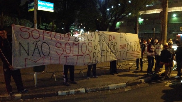 Protestos, torcida, são-paulinos, São Paulo, Vitória (Foto: Sergio Gandolphi)