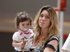 Letícia Spiller embarca com a filha Stella em aeroporto no Rio