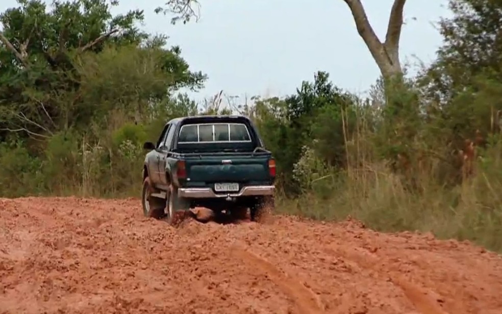 Veículo trafega por estrada afetada pelas chuvas no estado (Foto: Reprodução/RBS TV)