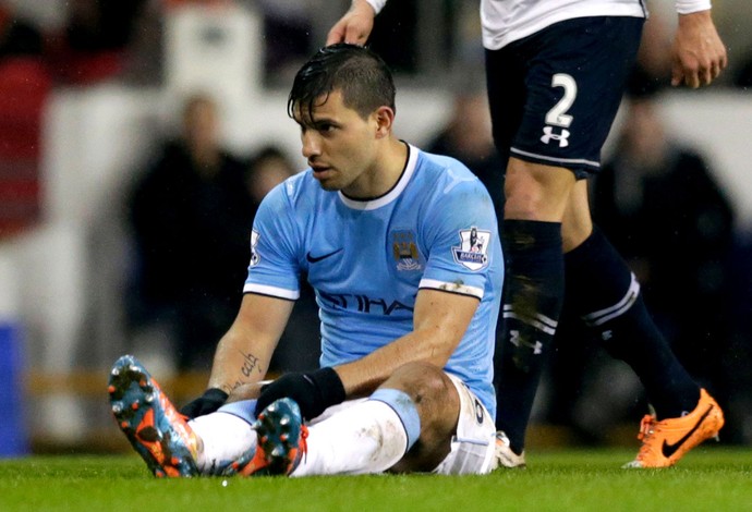 Sergio Aguero machucado jogo Manchester City e Tottenham (Foto: AP)