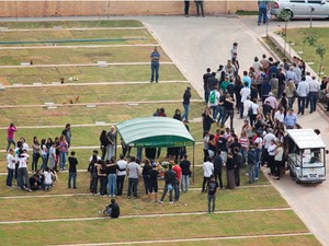 Família e amigos acompanham enterro de adolescentes em SP (Foto: Ricardo Cardoso/Frame/Estadão Conteúdo)