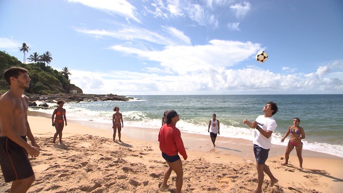 Alessandro Timbó joga altinha na areia da praia (Foto: TV Bahia)