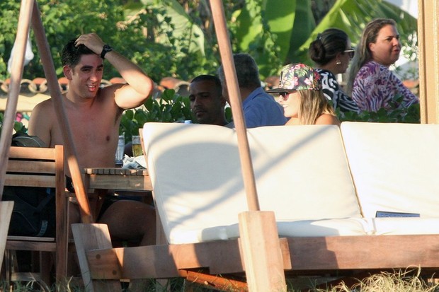 Marcelo Adnet com loira em quiosque da praia (Foto: Marcos Ferreira / Foto Rio News)