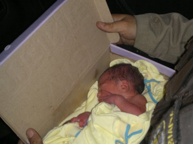 Bebê recém nascido encontrado em Salvador (Foto: Divulgação/PM)