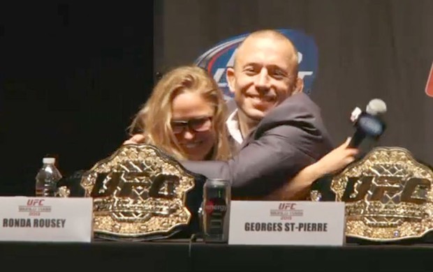  Georges St-Pierre abraçando Ronda Rousey (Foto: Alexandre Fernandes)