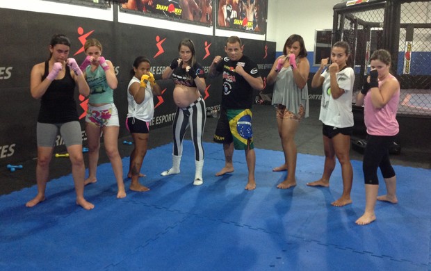 Turma feminina de MMA (Foto: Ana Cláudia Gonçalves)