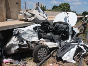 Bombeiros tiveram que cortar o veículo para retirar as vítimas (Foto: Gil Oliveira/G1)