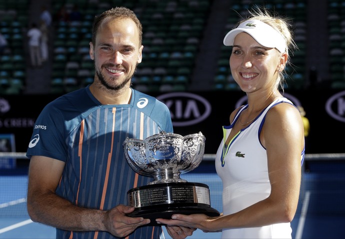 Bruno Soares e Elena Vesnina são campeões de duplas mistas do Aberto da Austrália (Foto: AP)