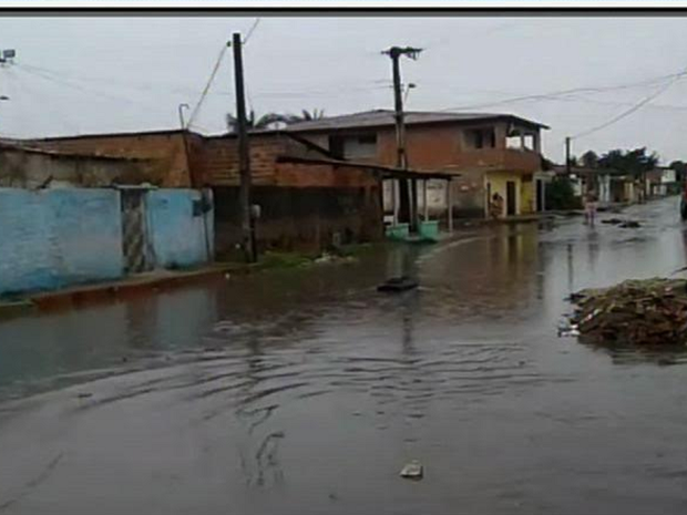 Chuva deixou ruas e avenidas do Bairro Aerolândia alagadas (Foto: Reprodução/TV Verdes Mares)