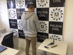 Suspeito foi flagrado no Centro de Porto Alegre (Foto: Divulgação/Polícia Civil)