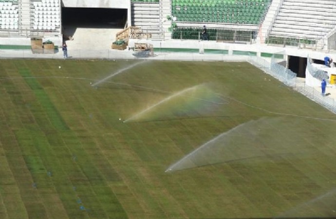 Campo recebe irrigação para ganhar vida: entrega do estádio será em agosto (Foto: Thiago Fatichi/Divulgação)