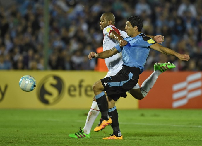 Suárez e Alberto Rodríguez, Uruguai x Peru (Foto: Pablo Porciuncula / AFP) Suárez e Alberto Rodríguez, Uruguai x Peru (Foto: Pablo Porciuncula / AFP)