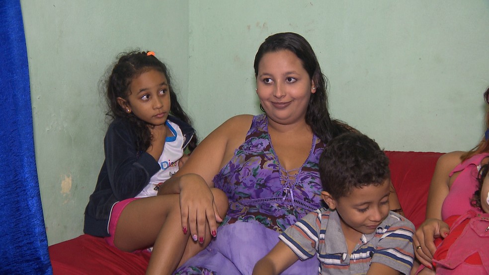 Grávida de quadrigêmeos já tem dois filhos e mora em cômodo apertado em Campina Grande (Foto: Reprodução/TV Paraíba)